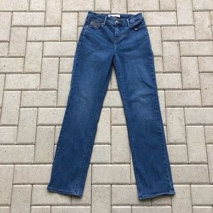 High-Waisted 512 Levi’s. Straight leg, slimming
